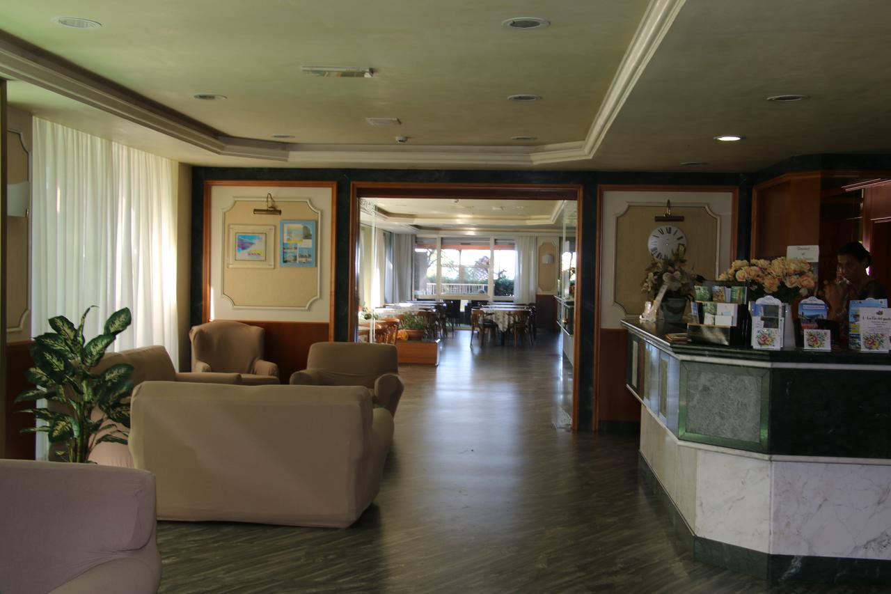 Hotel Boston อัลบา อาดริอาติกา ภายนอก รูปภาพ